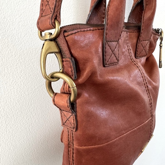 Fossil Explorer Leather Tote Crossbody Bag - Picture 3 of 10